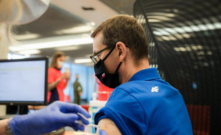 premier Mateusz Morawiecki poddał się szczepieniu na koronawirusa preparatem Astrazeneca / autor: fotoserwis PAP