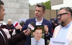 Redaktorzy Stanisław Pyrzanowski, Marek Pyza i Wojciech Biedroń przed ambasadą Wielkiej Brytanii / autor: TV wPolsce24