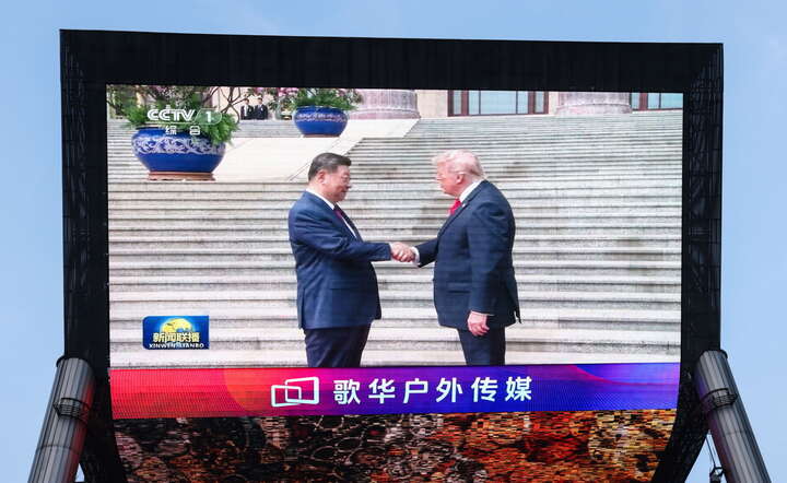 Przywódca Chin Xi Jinping (L) wita prezydenta USA Donalda Trumpa (P) / autor: PAP/EPA/WU HAO 