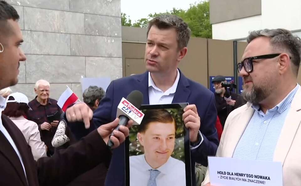 Redaktorzy Stanisław Pyrzanowski, Marek Pyza i Wojciech Biedroń przed ambasadą Wielkiej Brytanii / autor: TV wPolsce24