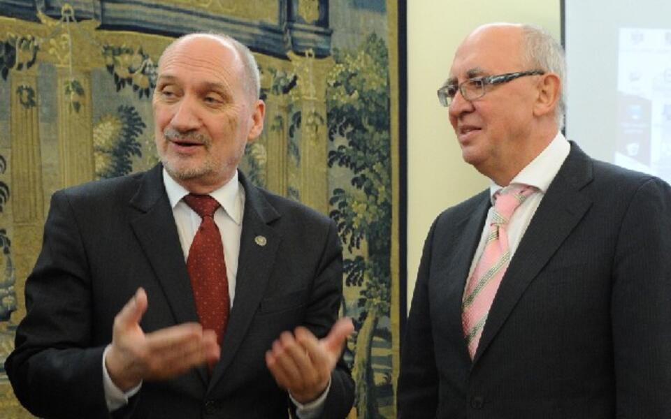 Antoni Macierewicz i producent detektora wykrywającegon materiały wybuchowe Jan Bokszczanin, PAP/Grzegorz Jakubowski