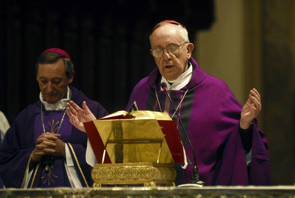 27 października 2010 roku, kardynał  Jorge Mario Bergoglio odprawia mszę w Buernos Aires, fot. EPA/PAP