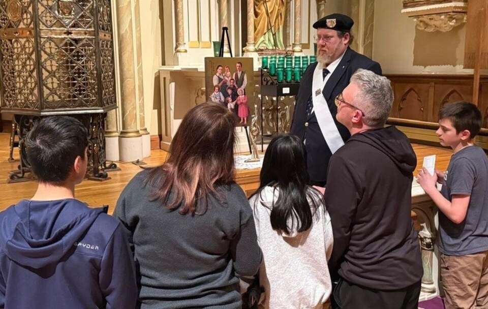 Modlitwa przed relikwiami rodziny Ulmów w diecezji Columbus  / autor: Vatican Media 