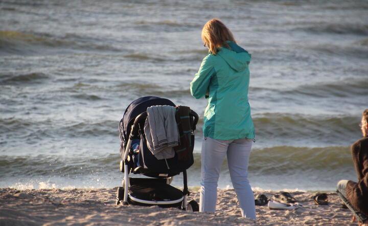 Matka z dzieckiem na plaży / autor: Fratria