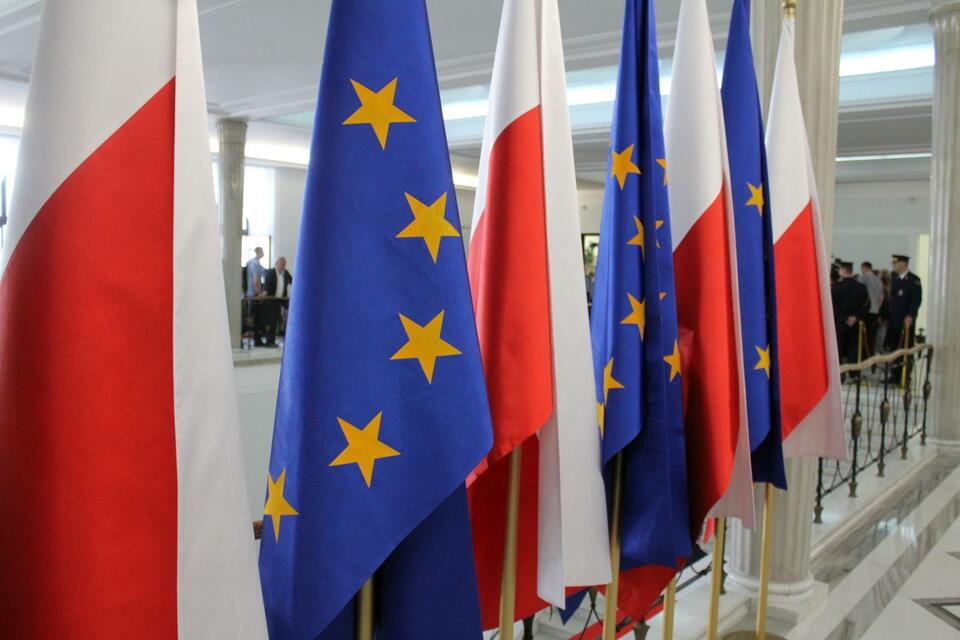 Flagi polskie i unijne w Sejmie / autor: wPolityce.pl