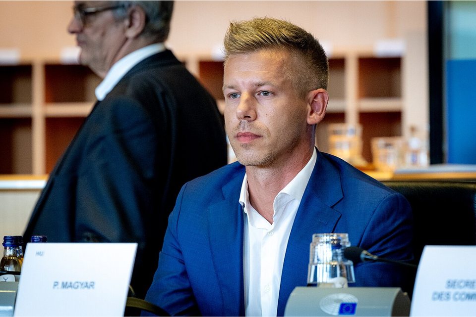 Peter Magyar / autor: Wikimedia Commons/https://multimedia.europarl.europa.eu/fr/photo/afco-committee-constitutive-meeting_20240723_EP-171134A_J1__479/Jan Van de Vel