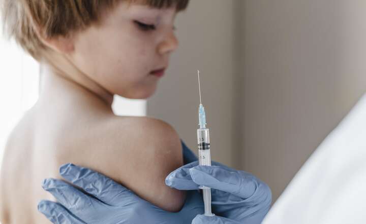 Lawinowo rośnie liczba odmów zaszczepienia dziecka obowiązkową szczepionką. / autor: Freepik