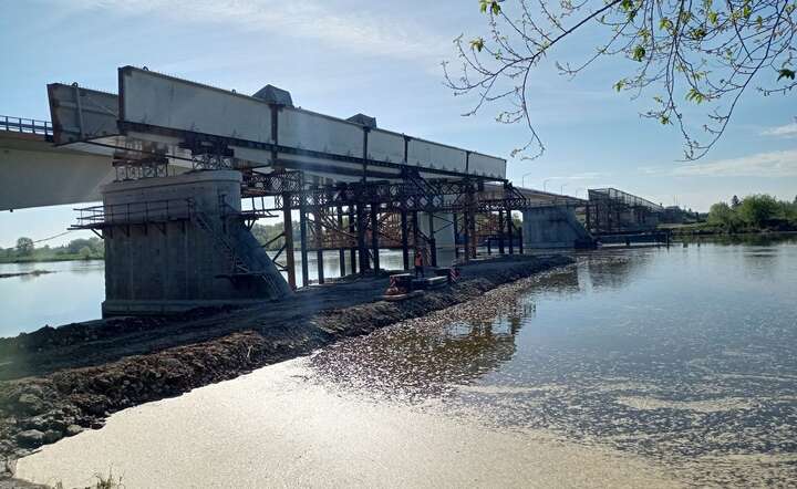 Operacja montażu około 100-metrowej konstrukcji nowego mostu na Wiśle w Sandomierzu / autor: X / @GDDKiA_Kielce