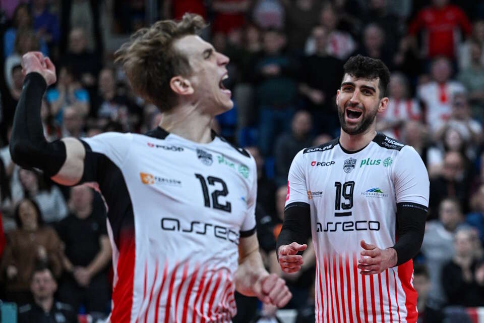 Na zdjęciu Artur Szalpuk i Marcin Janusz w barwach Asseco Resovii Rzeszów / autor: PAP/Darek Delmanowicz