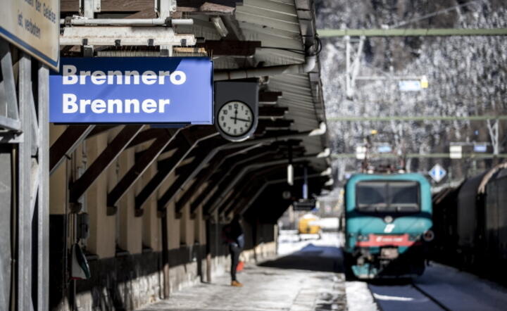 Pociąg stoi teraz na przełęczy Brenner na włoskim terytorium / autor: PAP/EPA/JAN HETFLEISCH