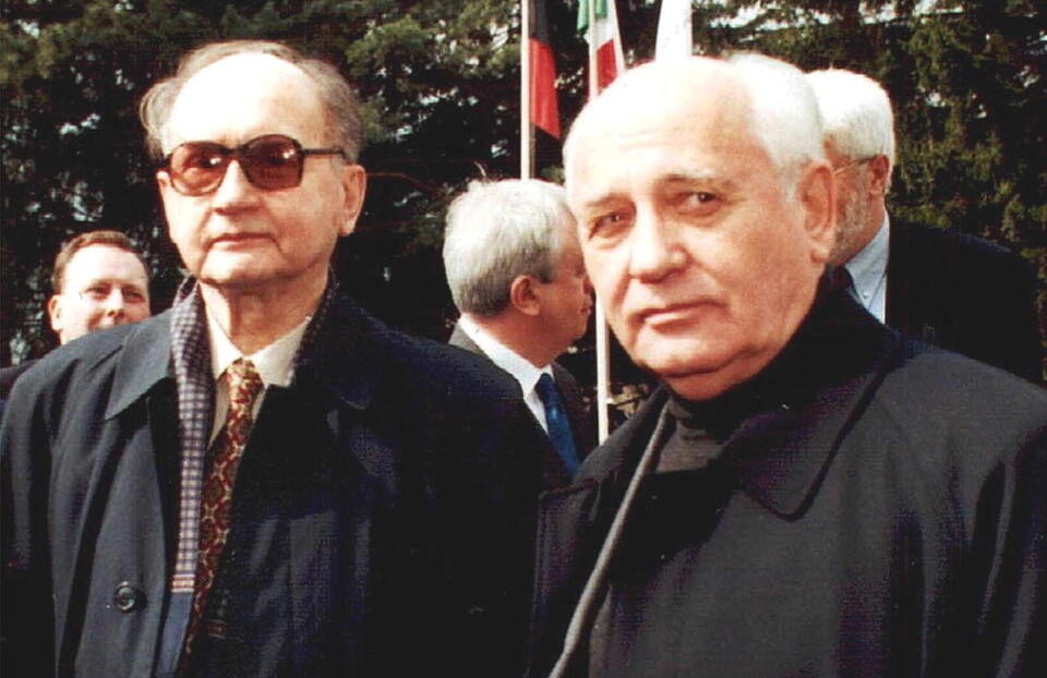 Wojciech Jaruzelski, Michaił Gorbaczow  / autor: PAP/EPA