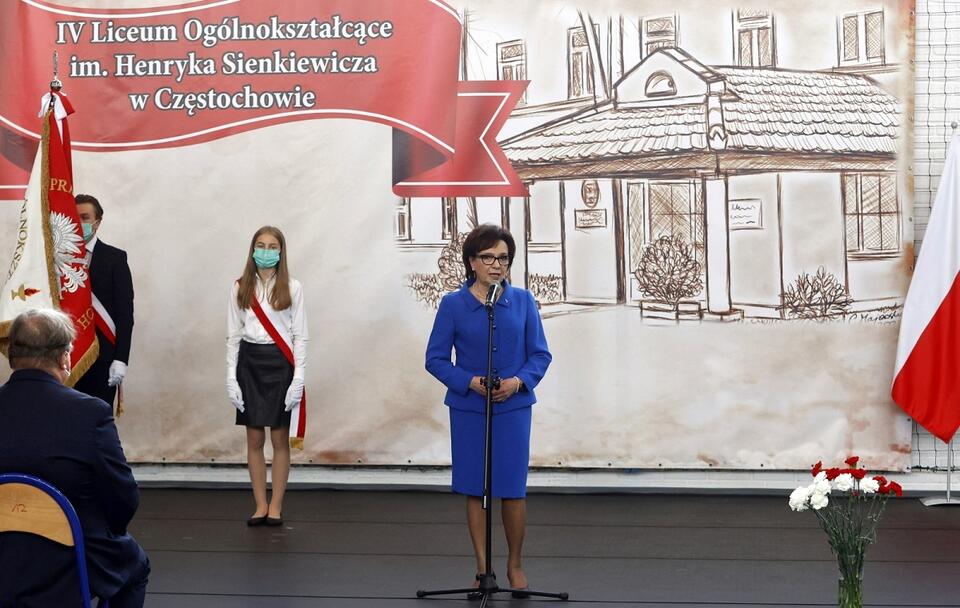 Marszałek Sejmu RP Elżbieta Witek podczas uroczystej inauguracji roku szkolnego 2021/2022 w IV Liceum Ogólnokształcącym im. Henryka Sienkiewicza w Częstochowie / autor: PAP/Waldemar Deska
