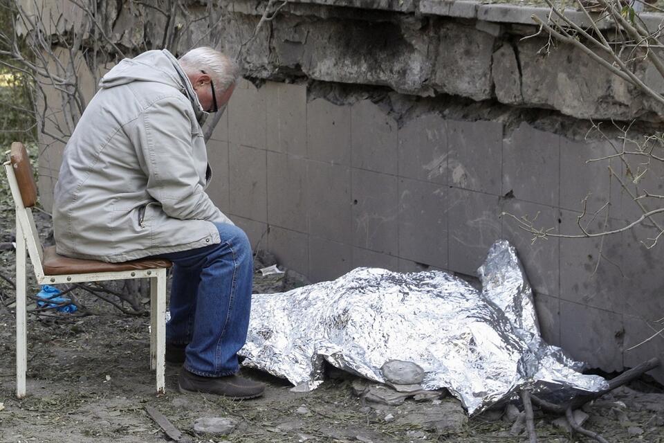 Dziadek opłakuje 9-letnią wnuczkę, która zginęła w wyniku rosyjskiego ostrzału w Kijowie / autor: PAP/EPA