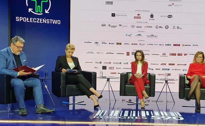 Panel na temat CSR: red. Maciej Wośko, Gazeta Bankowa  (od lewej), Anna Janiczek, prezes PZU Zdrowie / autor: PZU Zdrowie/Twitter