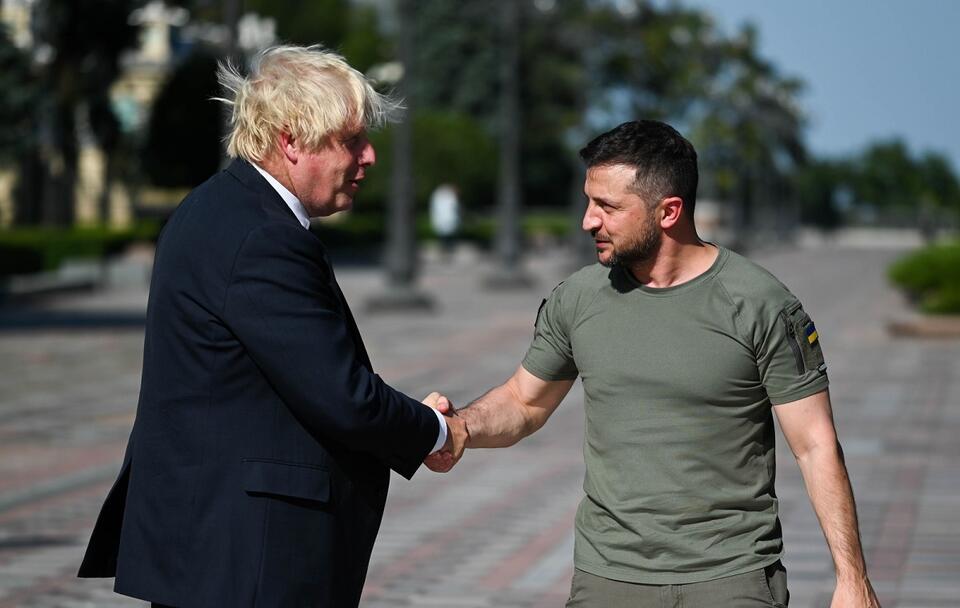 Premier Wielkiej Brytanii Boris Johnson z prezydentem Ukrainy Wołodymyrem Zełenskim / autor: PAP/EPA