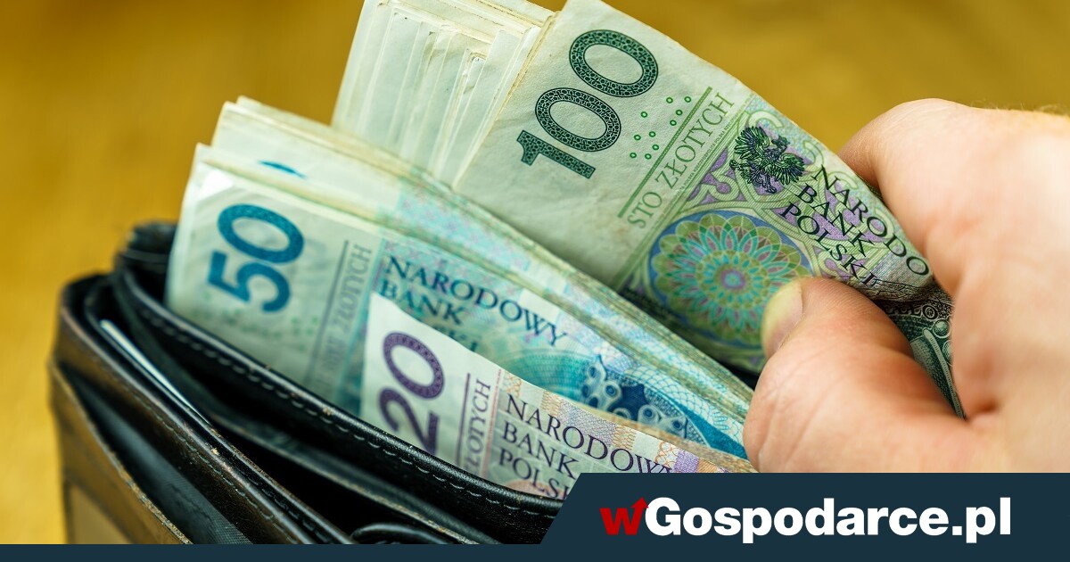 Polacy boją się, oszczędzają i... konsumpcja „siada”
