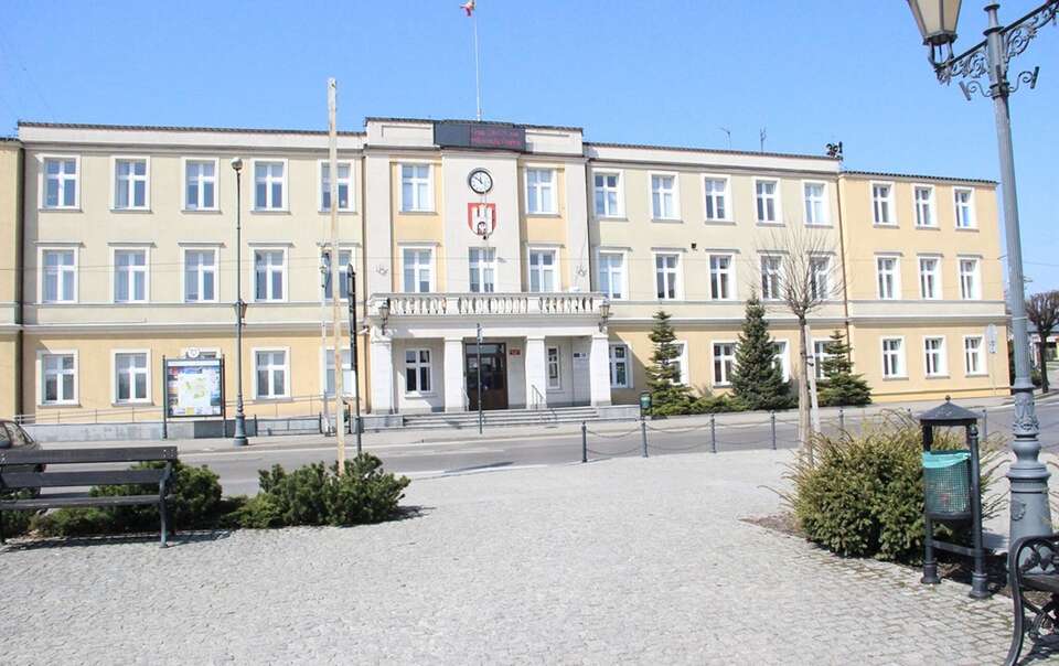 Urząd Miejski w Zgierzu / autor: Koralik82, CC BY-SA 3.0 <https://creativecommons.org/licenses/by-sa/3.0>, via Wikimedia Commons