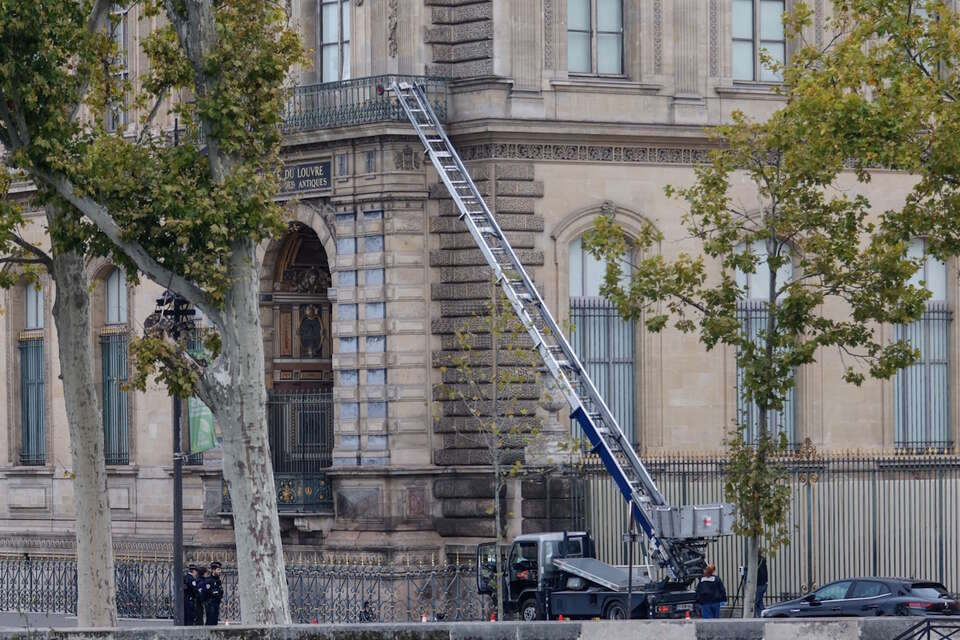 Drabina użyta do kradzieży klejnotów z Luwru / autor: PAP/EPA