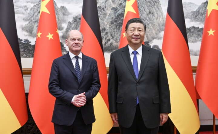 Kanclerz Olaf Scholz (L) właśnie zakończył swoją podróż do Chin, gdzie spotkał się z prezydentem Xi (P) / autor: PAP/ EPA/XINHUA / XIE HUANCHI