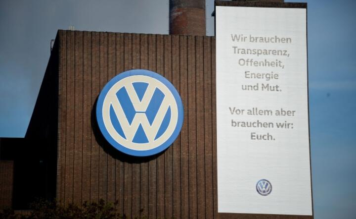 Po ujawnieniu informacji o kolejnych naruszeniach norm ekologicznych przez VW akcje koncernu spadły w środę o 9 proc. Fot. PAP/ EPA/PETER STEFFEN