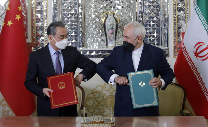 szef MSZ Iranu Mohammad Javad Zarif i szef MSZ ChRL Wang Yi / autor: fotoserwis PAP