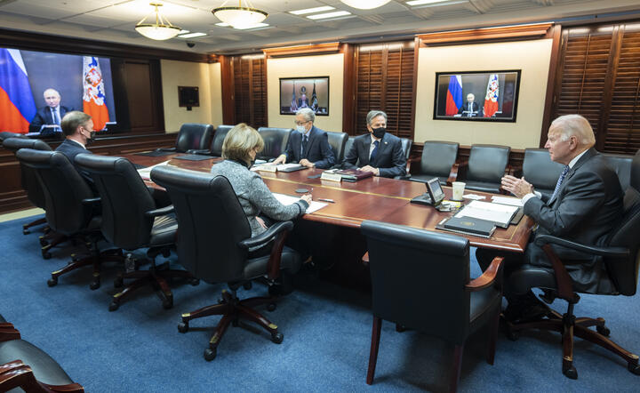 telekonferencja prezydentów Joe Bidena i Władimira Putina / autor: Business Ukraine mag/Twitter