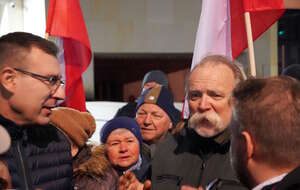 Adam Borowski podczas manifestacji / autor: Fratria