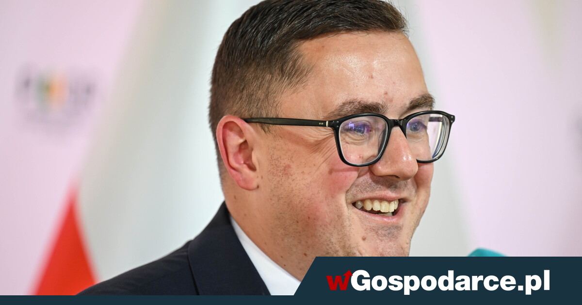 „Łaskawca” Motyka. Obniżył ceny benzyny o... grosz