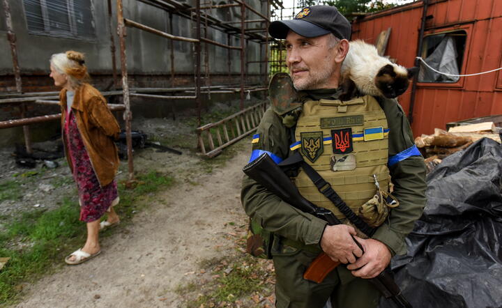 Żołnierz ukraińskiej Gwardii Narodowej na wyzwolonym terenie / autor: PAP/EPA