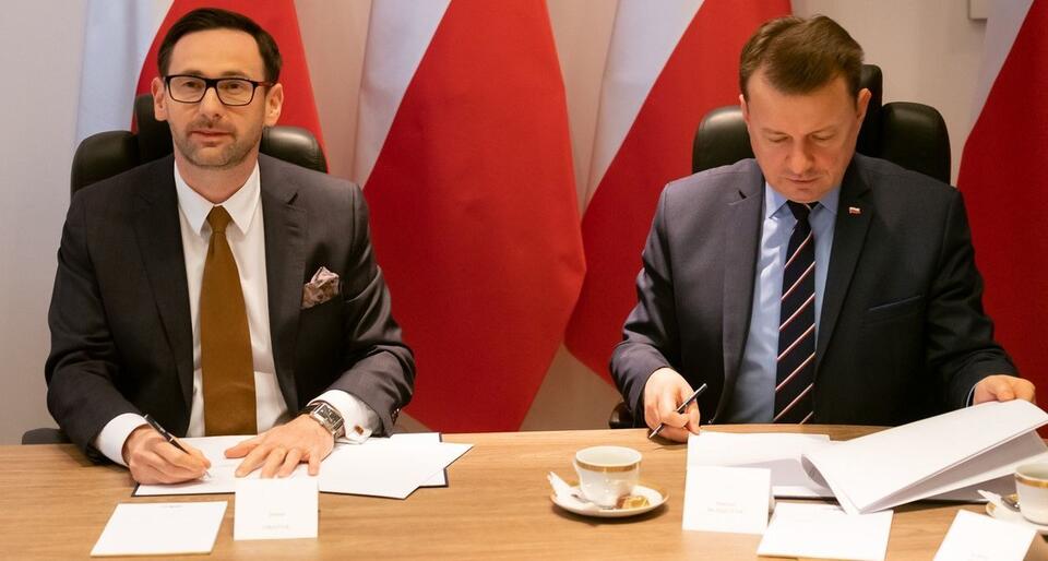 Prezes PKN Orlen Daniel Obajtek i minister obrony narodowej Mariusz Błaszczak podpisują umowę / autor: Orlen Twitter