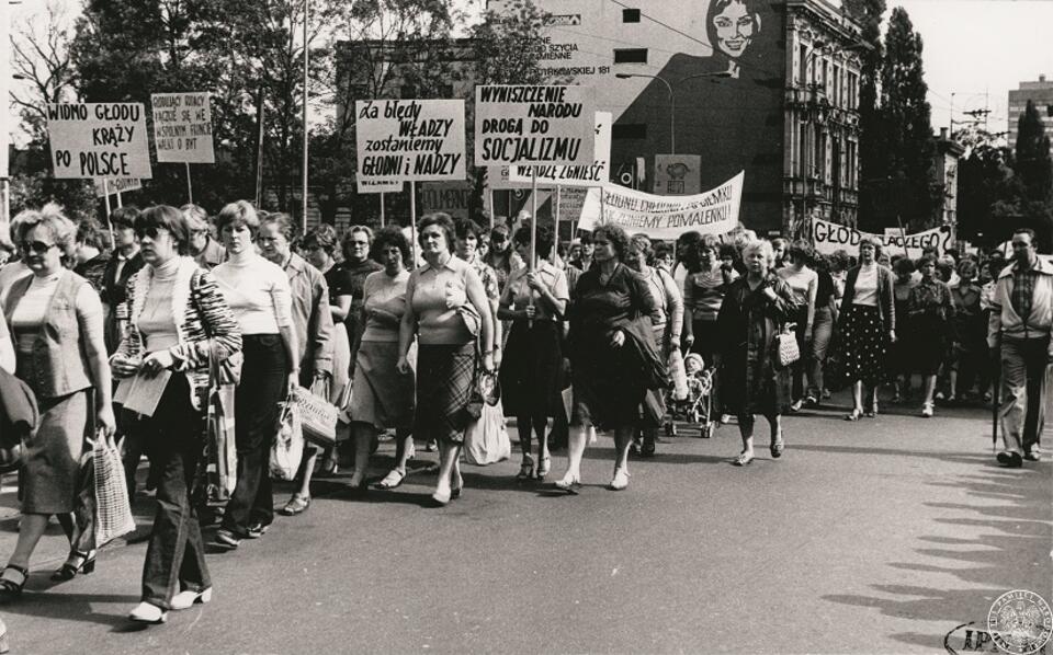 Marsz głodowy kobiet w Łodzi 30 lipca 1981 r. na fotografii Służby Bezpieczeństwa / autor: Archiwum IPN