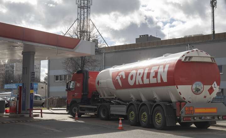 Cysterna Orlenu z transportem paliw na stację / autor: Fratria / Andrzej Wiktor
