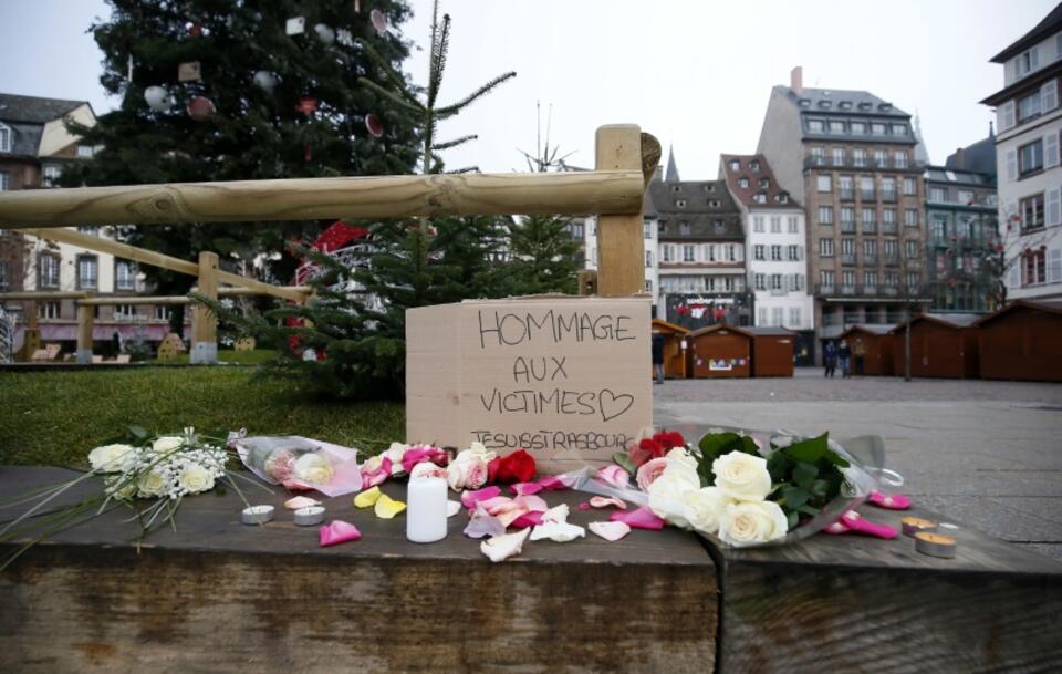 Mieszkańcy Strasburga oddają hołd ofiarom terrorysty / autor: PAP/EPA