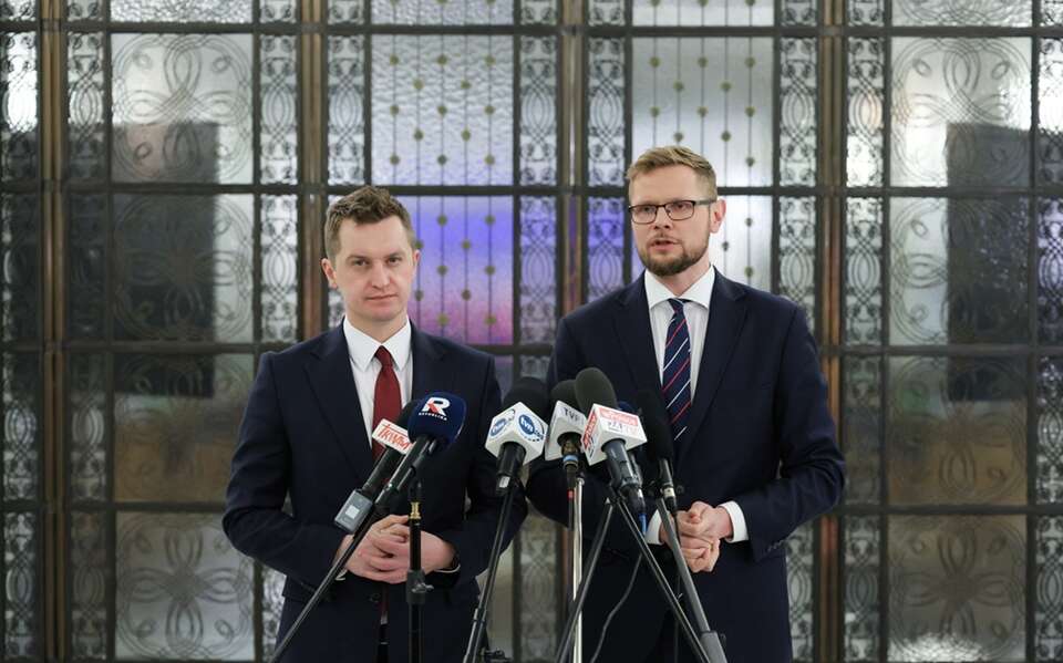 Posłowie Sebastian Kaleta i Michał Woś / autor: PAP/Paweł Supernak