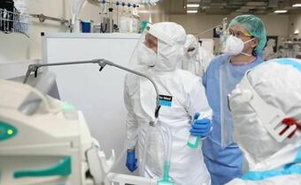 Ekspert: W tej fali zakażeń nie grozi nam paraliż służby zdrowia