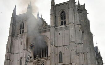 Francja: Wielkie pożary katolickich świątyń