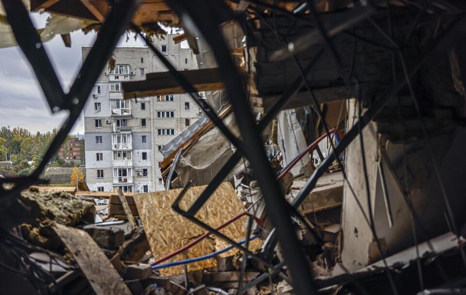 Zniszczenia w Mikołajowie po rosyjskim ataku  / autor: PAP/EPA/HANNIBAL HANSCHKE