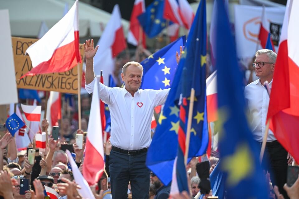 Lider Platformy Obywatelskiej Donald Tusk (L) i prezydent Poznania Jacek Jaśkowiak (P) podczas wiecu na Placu Wolności w Poznaniu / autor: PAP/Jakub Kaczmarczyk