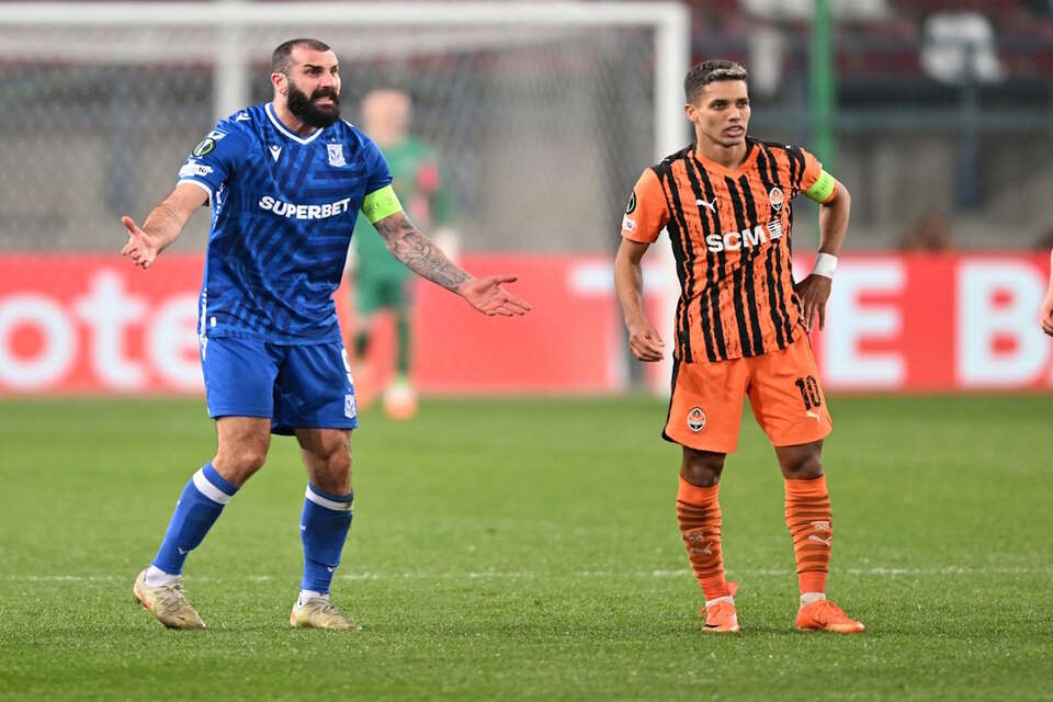 Na zdjęciu Mikael Ishak z Lecha Poznań oraz Pedrinho z Szachtara Donieck podczas meczu w LKE / autor: PAP/Art Service