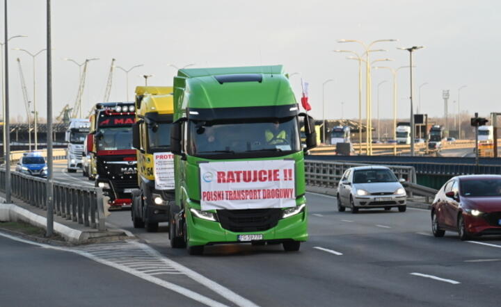 Protest kierowców samochodów ciężarowych w Szczecinie / autor: PAP/Marcin Bielecki