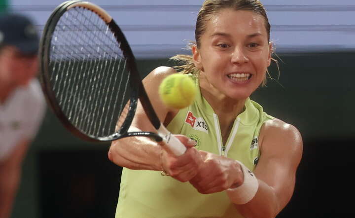 Maja Chwalińska na korcie w Paryżu w wygranym meczu półfinałowym Rolland Garros / autor: PAP/EPA/MOHAMMED BADRA 