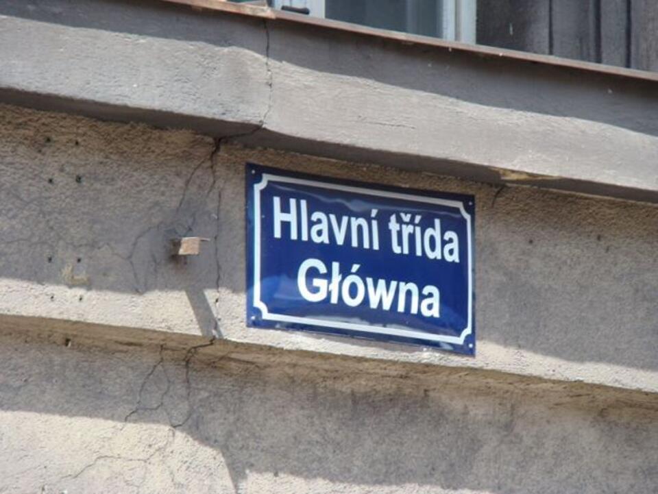 Czeska i polska nazwa ulicy w Czeskim Cieszynie. Fot. Wikipedia