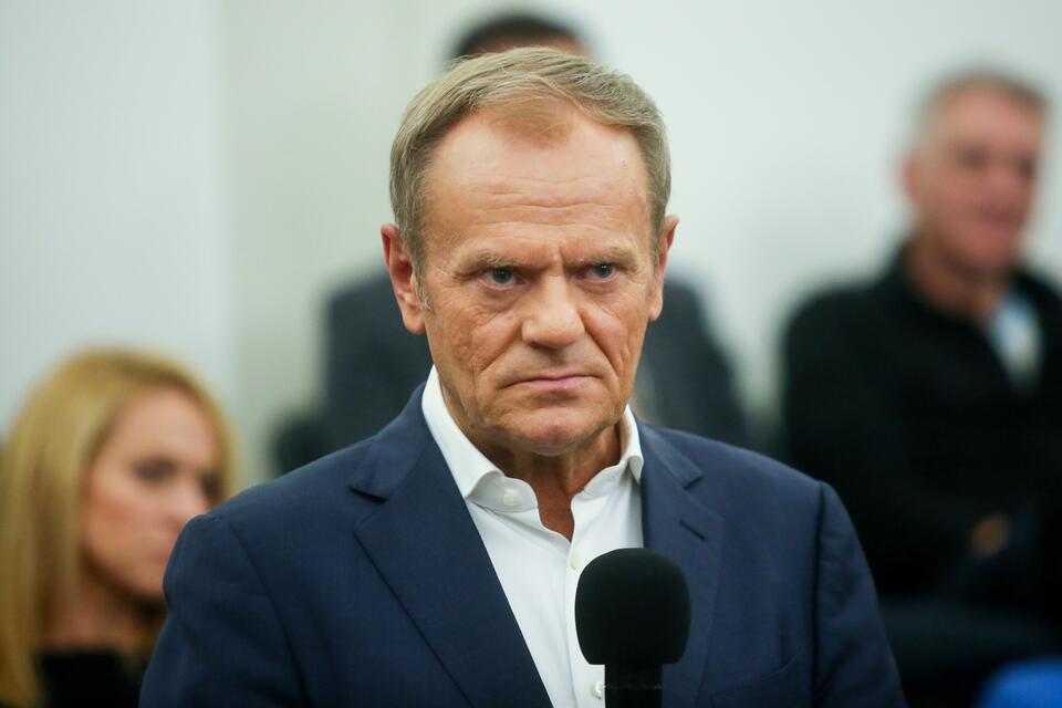 Ostrów Wielkopolski, 25.10.2022. Przewodniczący Platformy Obywatelskiej Donald Tusk podczas otwartego spotkania z mieszkańcami Ostrowa Wielkopolskiego, 25 bm.  / autor: PAP/Tomasz Wojtasik