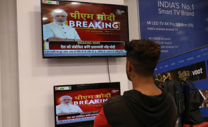 Premier Indii Narendra Modi poinformował w telewizji o likwidacji specjalnego statusu Kszmiru, spornego terytorium z Pakistanem  / autor: PAP/EPA/Sanjai Baid