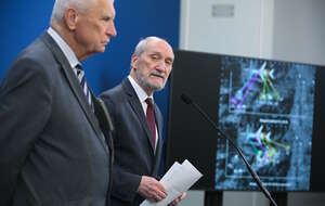 Konferencja prasowa PiS z udziałem Antoniego Macierewicza i Wojciecha Fabianowskiego. Dotyczy katastrofy smoleńskiej / autor: PAP/Marcin Obara