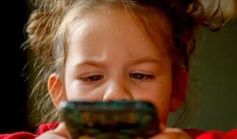 "Smartfonowe" dzieci zawiązać buta nie umieją