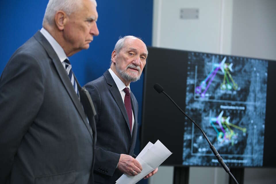 Konferencja prasowa PiS z udziałem Antoniego Macierewicza i Wojciecha Fabianowskiego. Dotyczy katastrofy smoleńskiej / autor: PAP/Marcin Obara