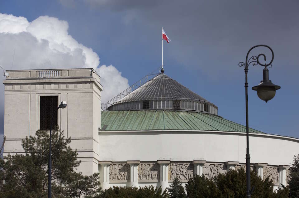 Sondaż CBOS. KO na czele. W Sejmie tylko 5 ugrupowań