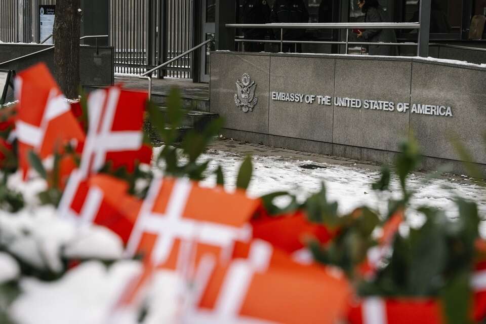 Duńskie flagi przed ambasadą USA w Kopenhadze / autor: PAP/EPA/EMIL NICOLAI HELMS DENMARK OUT