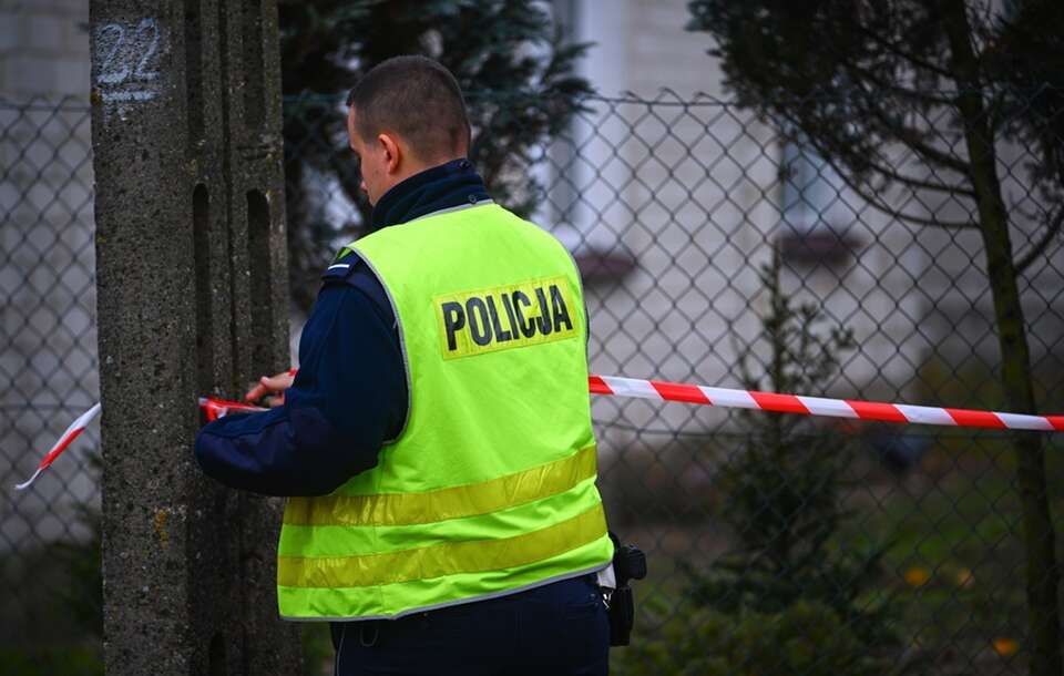 Policja na miejscu znalezienia ciała 53-latki / autor: PAP/Przemysław Piątkowski